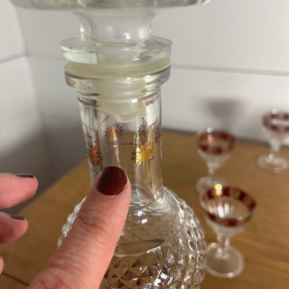 VINTAGE DECANTER SET – GOLD & RUBY DETAIL - Picture 5 of 10